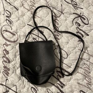 Black Crossbody w/magnetic closer